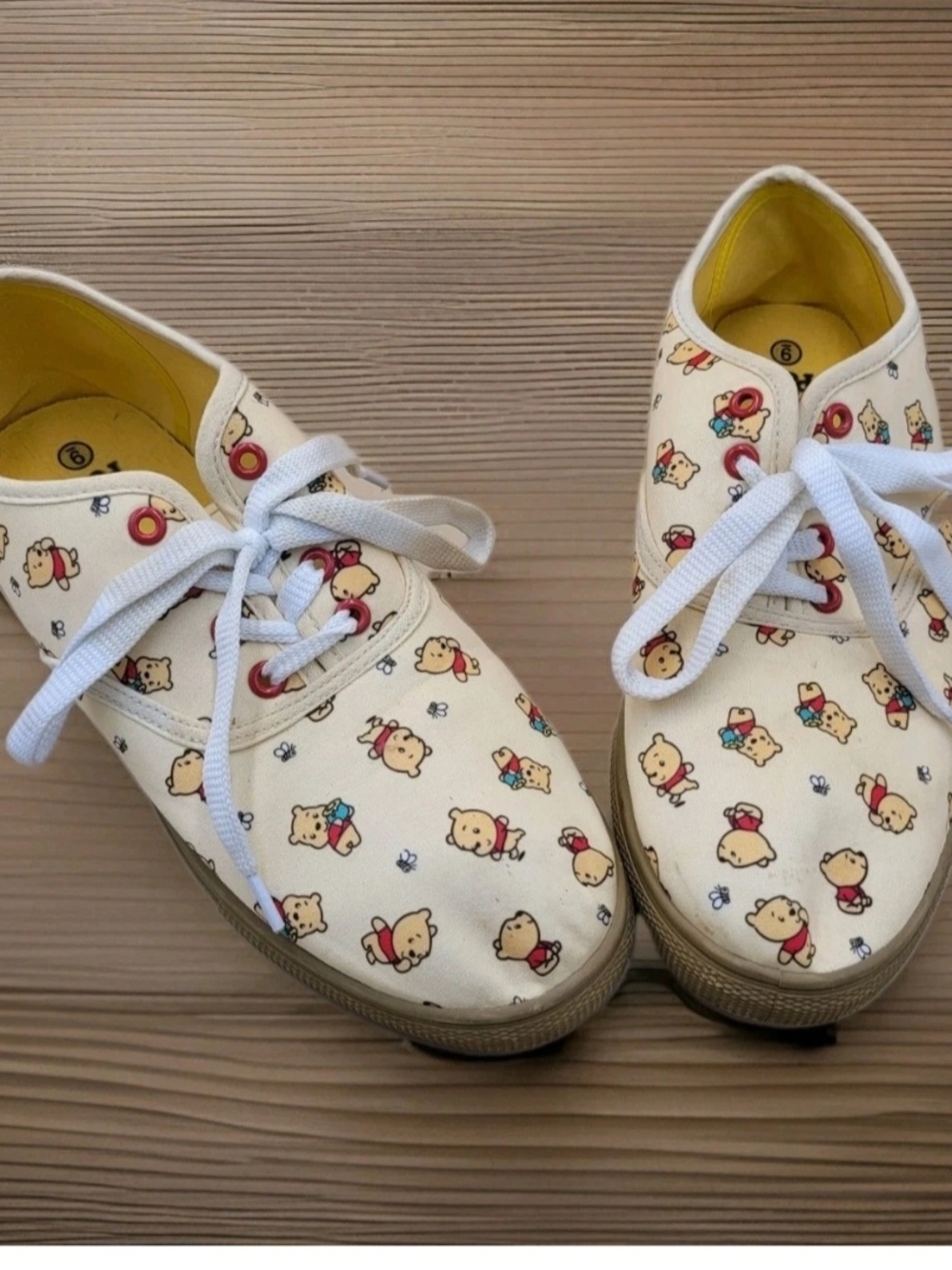 Disney Winnie the Pooh Low Top Lace Up Shoes Women's Size 9 Sneakers Beige Honey